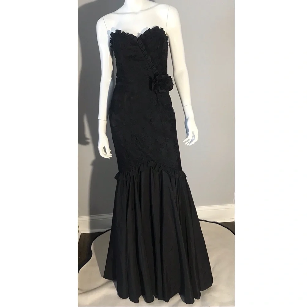 Strapless black evening gown - Picture 1 of 13